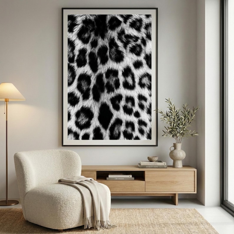 Pu&ograve; includere: Una stampa artistica incorniciata con un motivo leopardato in bianco e nero. L'opera d'arte presenta una vista ravvicinata della pelliccia dell'animale, con macchie scure su uno sfondo pi&ugrave; chiaro. La stampa &egrave; esposta in un ambiente interno moderno.