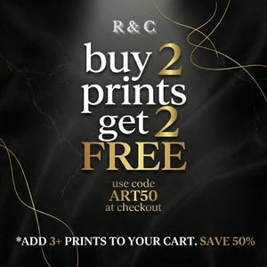 Pu&ograve; includere: Annuncio su sfondo nero con dettagli dorati. Il testo "buy 2 prints get 2 FREE" &egrave; in bianco e oro. Viene visualizzato il codice promozionale "ART50". &Egrave; incluso anche il testo "ADD 3+ PRINTS TO YOUR CART. SAVE 50%".