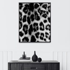 Pu&ograve; includere: Stampa artistica incorniciata in bianco e nero con un motivo leopardato. L'immagine in bianco e nero &egrave; incorniciata in nero. L'opera d'arte &egrave; esposta su una parete bianca sopra un mobile in legno scuro.