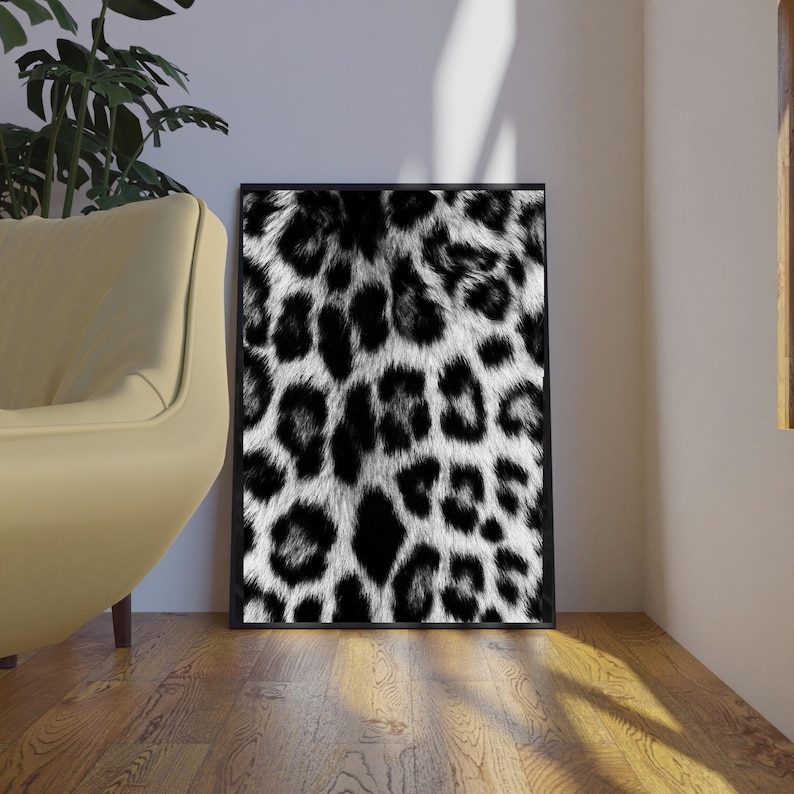 Pu&ograve; includere: Stampa artistica incorniciata con un motivo leopardato in bianco e nero. Il design presenta un motivo ripetuto di macchie nere su sfondo bianco, creando un'estetica audace. L'opera d'arte &egrave; presentata in una cornice nera.