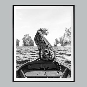 Surrealistisk gepard på båt, svartvit Cabo Arch, lyxig väggkonst med vilda djur, kustäventyrstryck, digital nedladdning, iögonfallande föremål