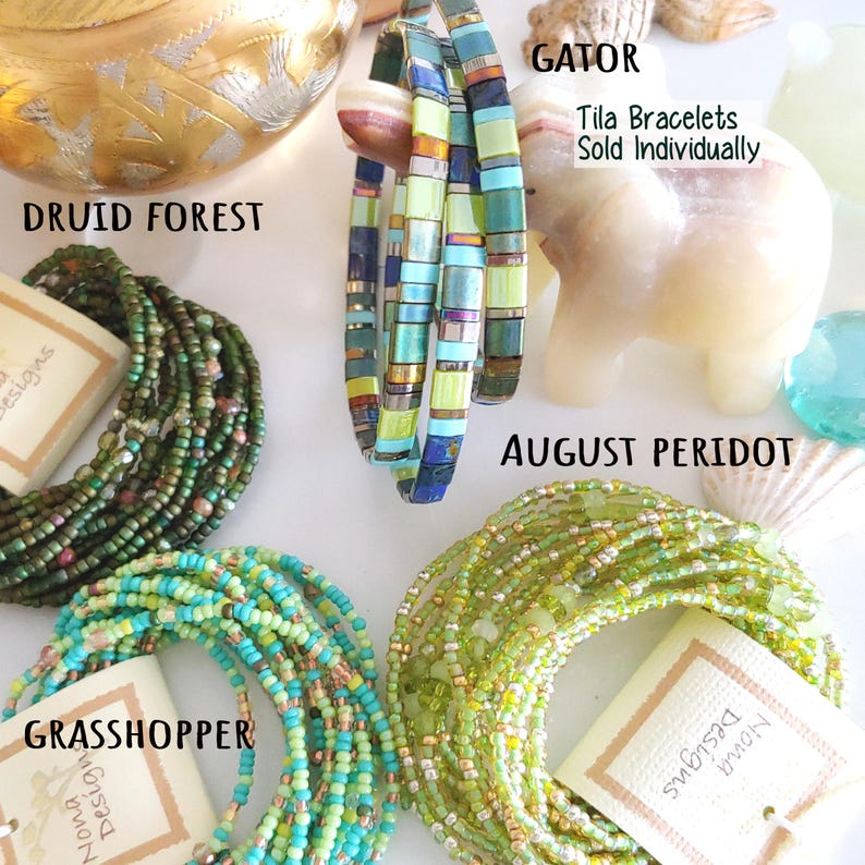 Peut inclure: Une collection de bracelets en perles comprenant les styles Druid Forest, Gator, August Peridot et Grasshopper. L'image pr&eacute;sente des bracelets Tila vendus individuellement, avec diverses perles de rocaille vertes, bleues et m&eacute;talliques.
