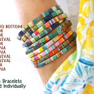 Peut inclure: Une pile de dix bracelets Tila compos&eacute;s de perles carr&eacute;es aux couleurs vari&eacute;es, notamment bleu sarcelle, orange, jaune, rose et des tons m&eacute;talliques. Le texte indique : TOP TO BOTTOM: GATOR, GATOR, CARNIVAL, GATOR, PATINA, PATINA, CARNIVAL, CARNIVAL, TERRA, PATINA. Tila Bracelets Sold Individually.