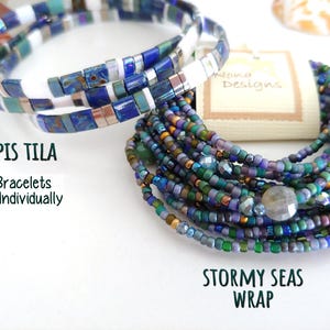 Peut inclure: Deux types de bracelets : un bracelet Lapis Tila compos&eacute; de perles plates rectangulaires bleues, blanches et m&eacute;talliques, et un bracelet multi-tours Stormy Seas fait de nombreuses petites perles en verre aux tons bleus, verts et violets.