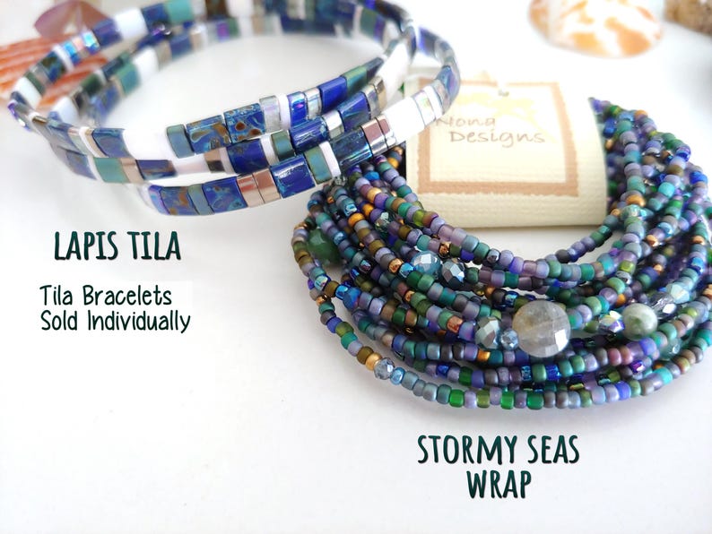 Peut inclure: Deux types de bracelets : un bracelet Lapis Tila compos&eacute; de perles plates rectangulaires bleues, blanches et m&eacute;talliques, et un bracelet multi-tours Stormy Seas fait de nombreuses petites perles en verre aux tons bleus, verts et violets.