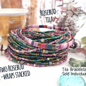 Peut inclure: Une pile de bracelets Rosebud Tila compos&eacute;e de perles de rocaille en verre multicolores dans des tons de rose, vert, bleu et m&eacute;talliques. Le texte indique ROSEBUD TILA, TWO ROSEBUD 12-WRAPS STACKED et Tila Bracelets Sold Individually.
