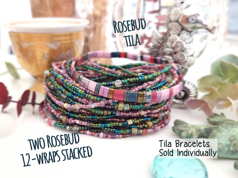 Peut inclure: Une pile de bracelets Rosebud Tila compos&eacute;e de perles de rocaille en verre multicolores dans des tons de rose, vert, bleu et m&eacute;talliques. Le texte indique ROSEBUD TILA, TWO ROSEBUD 12-WRAPS STACKED et Tila Bracelets Sold Individually.