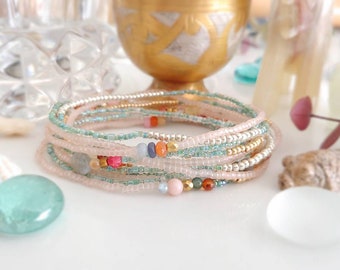 Bracelet rangé sable avec perles de jaspe, labradorite, corail et rocailles