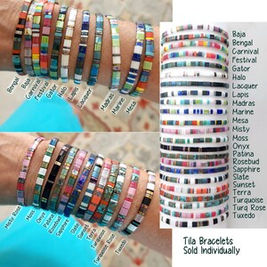 Peut inclure: Une collection de bracelets Tila compos&eacute;s de perles de verre carr&eacute;es multicolores dispos&eacute;es selon divers motifs. L'image pr&eacute;sente plusieurs bracelets avec des &eacute;tiquettes incluant Bengal, Baja, Carnival, Festival, Gator, Halo, Lapis, Lacquer, Madras, Marine, Mesa, Misty Rose, Moss, Onyx, Patina, Rosebud, Sapphire, Slate, Sunset, Terra, Turquoise, Turq Rose et Tuxedo.