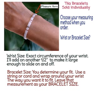 Peut inclure: Un bracelet Tila compos&eacute; de petites tuiles rectangulaires blanches et dor&eacute;es m&eacute;tallis&eacute;es. Le texte indique : Tila Bracelets Sold Individually, Choose your measuring method when you order. Wrist or Bracelet Size? Wrist Size: Exact circumference of your wrist. I'll add on another 1,27 cm to make it large enough to slide on and off. Bracelet Size: You determine your fit. Use a string or cord and wrap around your wrist The way you want it to fit. Leave that measurement as your BRACELET SIZE.
