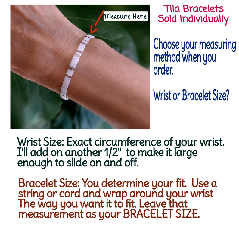 Peut inclure: Un bracelet Tila compos&eacute; de petites tuiles rectangulaires blanches et dor&eacute;es m&eacute;tallis&eacute;es. Le texte indique : Tila Bracelets Sold Individually, Choose your measuring method when you order. Wrist or Bracelet Size? Wrist Size: Exact circumference of your wrist. I'll add on another 1,27 cm to make it large enough to slide on and off. Bracelet Size: You determine your fit. Use a string or cord and wrap around your wrist The way you want it to fit. Leave that measurement as your BRACELET SIZE.