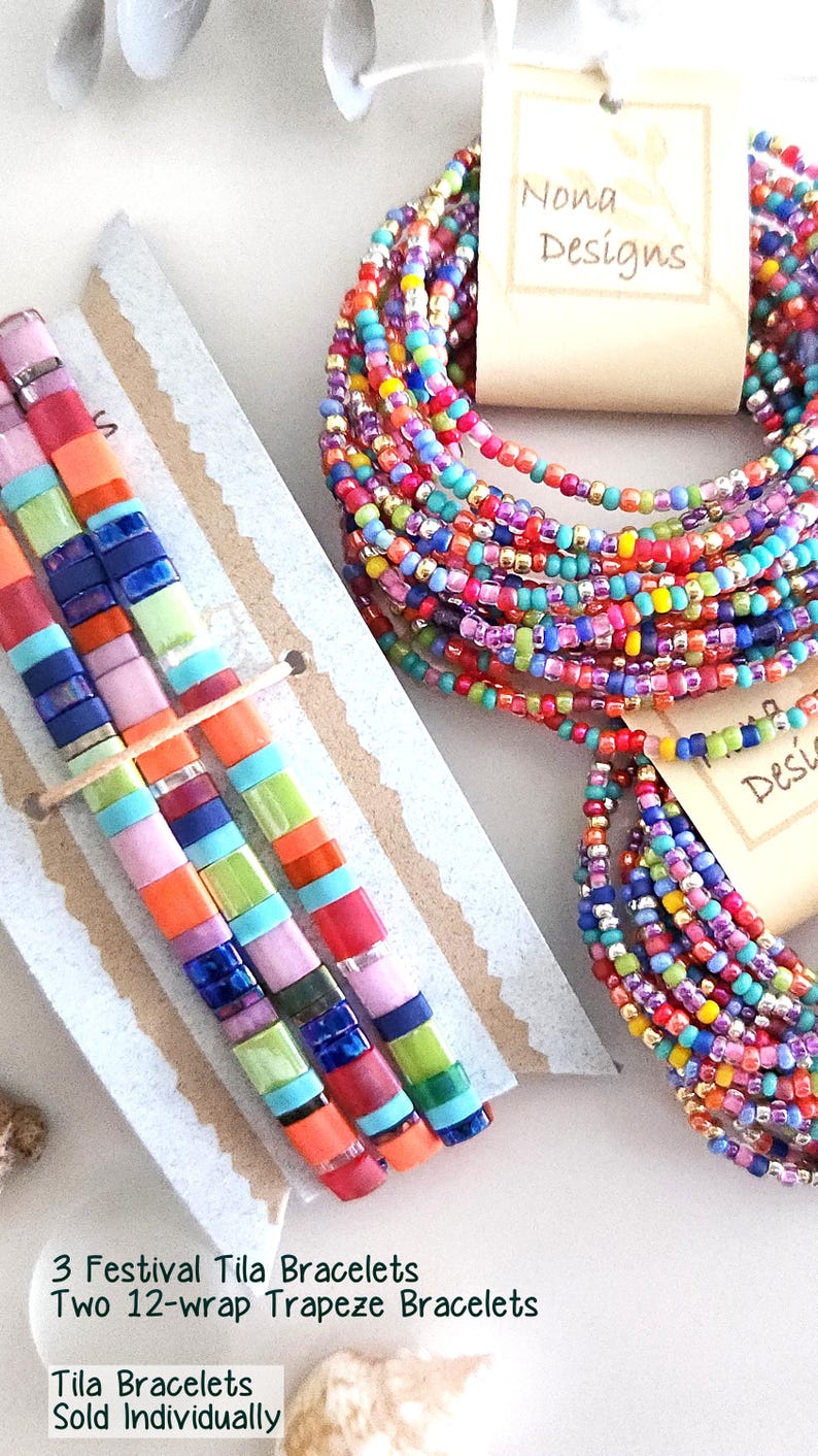 Peut inclure: Trois bracelets de perles carr&eacute;es Tila multicolores sur une carte et deux bracelets multi-tours de perles de rocaille multicolores avec des &eacute;tiquettes Nona Designs. Le texte indique : 3 Festival Tila Bracelets, Two 12-wrap Trapeze Bracelets, Tila Bracelets Sold Individually.