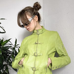 Blouson court en cuir vert citron Y2K - style motard vintage avant-gardiste avec boucles « LIVRAISON GRATUITE »
