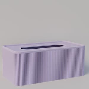 Könnte beinhalten: Ein rechteckiger Taschentuchspender in einem sanften Lavendelton. Die Box hat ein geriffeltes, vertikales Muster an den Seiten und eine rechteckige Öffnung oben. Das Design ist minimalistisch und modern.