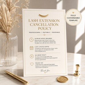 Könnte beinhalten: Ein cremefarbenes, bedruckbares Schild mit goldenem Text, das eine Richtlinie zur Stornierung von Wimpernverlängerungen detailliert. Das Schild enthält Abschnitte zu den Anforderungen an die Benachrichtigung, verspäteten Stornierungen und No-Show-Richtlinien. Ein goldener Stift, ein Wachssiegel und eine dekorative Vase sind ebenfalls sichtbar.