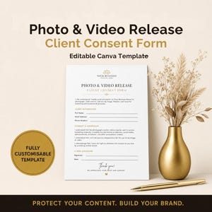Pode incluir: Um modelo branco de formulário de consentimento do cliente Photo & Video Release com texto e detalhes dourados. As palavras "Photo & Video Release Client Consent Form" estão no topo. Um vaso dourado com flores secas e uma caneta também estão na imagem. As palavras "Fully Customisable Template" estão em um círculo dourado.