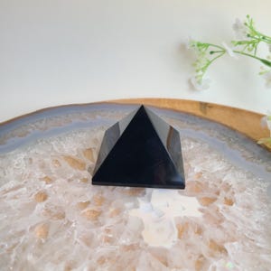 Svart obsidianpyramid – Handgjord skulptur i natursten – 59x55 mm – 164 g – Unikt dekorativt föremål