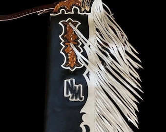 Met de hand bewerkte leren rodeochaps: custom western-rijkleding