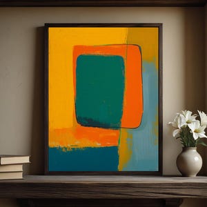 Könnte beinhalten: Abstrakter Kunstdruck in einem dunklen Holzrahmen. Das Kunstwerk zeigt ein türkisfarbenes Rechteck mit einem orangefarbenen Rand auf gelbem Hintergrund. Eine Vase mit weißen Blumen steht auf einem Holzregal.