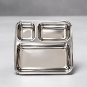 以下が含まれることがあります： 3つのコンパートメントを備えたステンレス鋼製の仕切り皿。 皿は角が丸い長方形です。 コンパートメントには、小さな正方形、中くらいの長方形、大きな長方形が含まれます。 この皿は、食事の量をコントロールするように設計されています。