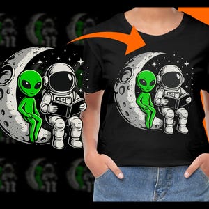 Extraterrestre y astronauta leyendo en la luna (PNG), clipart del espacio exterior, ilustración de dibujos animados, impresión espacial, decoración de habitación infantil, arte digital, decoración de ciencia ficción