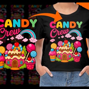 Puede incluir: Camiseta negra con un gráfico colorido de "CANDY Crew". El diseño presenta una casa de caramelos, piruletas, cupcakes y un arcoíris. La camiseta es un diseño divertido y juguetón.