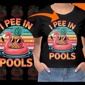 Könnte beinhalten: Schwarzes T-Shirt mit einem farbenfrohen Grafikdesign. Das Design zeigt eine Ananas mit Sonnenbrille auf einem rosa Flamingo-Schwimmer, mit dem Text "I PEE IN POOLS" in einer Retro-Schriftart.