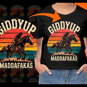 PNG del Derby Day, grafica PNG del tramonto con cowboy a cavallo, design di Giddy Up Maddafakas, clipart di corse di cavalli, arte equestre, sublimazione