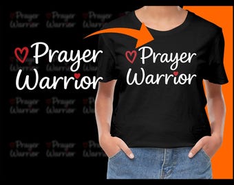 Könnte beinhalten: Schwarzes T-Shirt mit dem Schriftzug "Prayer Warrior" in weißer Schrift, akzentuiert mit einem roten Herz. Das T-Shirt wird von einer Person getragen, die ihre Hände in den Taschen hat. Das Design wiederholt sich im Hintergrund.