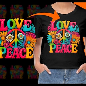 以下が含まれることがあります： カラフルな「Love Peace」デザインの黒いTシャツ。デザインには平和のシンボル、花、そして鮮やかな色の「Love」と「Peace」の文字が含まれています。カジュアルウェアです。