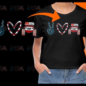 Puede incluir: Camiseta negra con un diseño gráfico que presenta un signo de la paz, un corazón y un Jeep. El signo de la paz es azul con estrellas blancas, el corazón tiene rayas rojas y blancas, y el Jeep tiene una bandera americana.