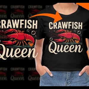 Può includere: Una maglietta nera con una grafica in stile vintage di un gambero di fiume e il testo "Crawfish Queen".