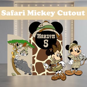 Puede incluir: Un recorte decorativo con Mickey y Minnie Mouse con trajes de safari, con un fondo con estampado de jirafa. El recorte incluye el texto "Safari Mickey Cutout" y el nombre "Maksym" con el número "5".