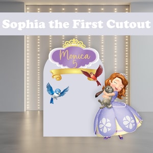 Puede incluir: Recorte de color lila claro con el texto "Sophia the First Cutout". El recorte incluye una ilustración de dibujos animados de una niña con un vestido morado que sostiene un conejo gris, junto con imágenes de pájaros y una pancarta con el nombre "Monica" y el número "5".