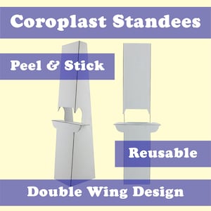 Puede incluir: Expositores de Coroplast blancos con un dise&ntilde;o de doble ala. La imagen muestra dos expositores, uno montado y otro desmontado. El texto de la imagen dice "Coroplast Standees", "Peel & Stick", "Reusable" y "Double Wing Design".