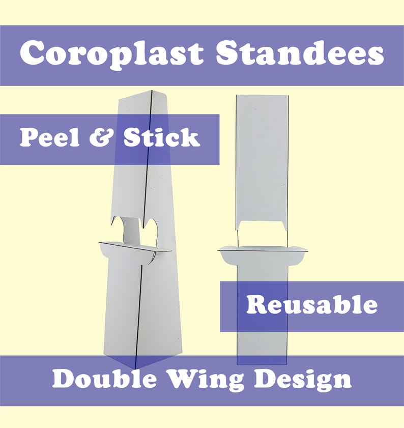 Puede incluir: Expositores de Coroplast blancos con un dise&ntilde;o de doble ala. La imagen muestra dos expositores, uno montado y otro desmontado. El texto de la imagen dice "Coroplast Standees", "Peel & Stick", "Reusable" y "Double Wing Design".