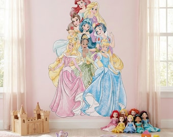 Puede incluir: Un gran adhesivo de pared con ilustraciones de varias princesas de Disney con sus icónicos vestidos. Las princesas están representadas en una disposición apilada, con un fondo rosa. Un juguete de castillo de madera y muñecas están en primer plano.