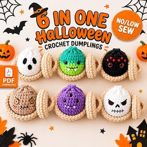 Könnte beinhalten: Sechs gehäkelte Knödel mit Halloween-Motiven, darunter ein Geist, ein grünes Monster, eine Spinne, eine genähte Puppe, ein violetter Zyklop und ein Totenkopf. Der Text lautet 6 IN ONE HALLOWEEN CROCHET DUMPLINGS und NO/LOW SEW. Jeder Knödel sitzt auf einer beigen Basis.