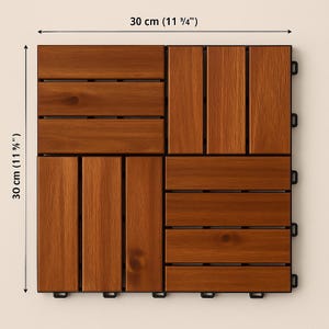 Può includere: Piastrella quadrata per terrazza in legno, 30 cm (11 ¾") per lato. La piastrella è composta da assi di legno marrone disposte a griglia. La piastrella ha connettori in plastica nera sui bordi.