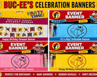 Può includere: Una collezione di striscioni per feste Buc-ee's che include un festone Happy Birthday e tre striscioni gonfiabili in blu, rosa e giallo. Ogni confezione presenta la mascotte castoro Buc-ee's e testi come It's a Boy, It's a Girl e Happy Birthday.