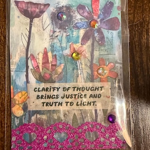 Cartão de troca de artista inspirador feito à mão com arte em mídia mista e afirmação de bolso
