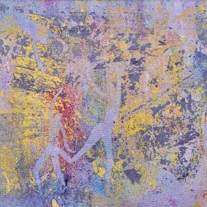 Puede incluir: Pintura abstracta con un fondo texturizado en tonos de morado, amarillo y azul. La pintura tiene un aspecto en capas con diferentes tonos de pintura aplicados uno sobre otro.