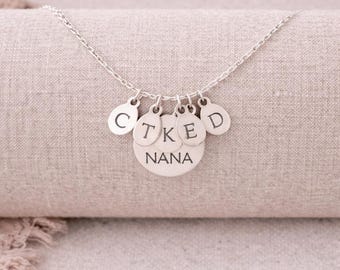 Collar personalizado para abuela, joyería Nana Mimi Gigi, collar con dije de inicial personalizado, regalo para la abuela de parte de sus nietos.