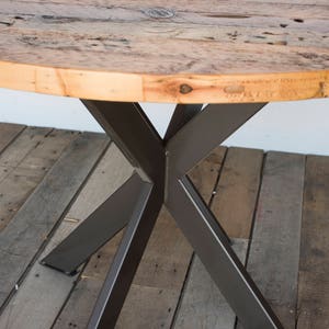 Round wood table in reclaimed wood and steel legs in your choice of color, size and finish Bild 1