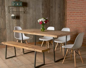 Table de salle à manger en bois massif fabriquée avec des planches de bois récupérées et une base en acier (72" x 36" x 30" avec dessus de 1,5" d'épaisseur). Demandes personnalisées bienvenues.
