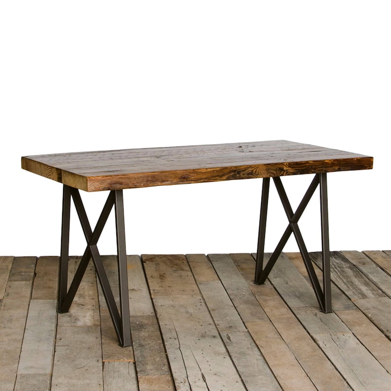 Mesa de comedor de madera recuperada con tapa de madera recuperada de 1.5 y nuestras modernas patas de acero estilo monarca. Elija el tamaño y el acabado. imagen 1