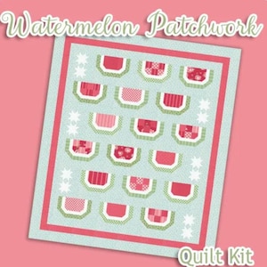 Puede incluir: Kit de colcha Patchwork de Sandía. Un kit de colcha con un diseño de patchwork de rodajas de sandía en tonos de rojo, rosa y verde. La colcha está rodeada por un borde blanco y rojo.