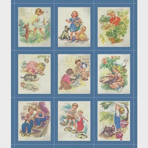 K&ouml;nnte beinhalten: Ein Stoffpaneel mit neun Vintage-Illustrationen von Kindern und Tieren. Die Bilder zeigen Kinder, die mit Hunden, Katzen und anderen Haustieren in Au&szlig;enszenen interagieren. Die Kunstwerke verwenden eine weiche, pastellfarbene Farbpalette und vermitteln ein nostalgisches Gef&uuml;hl.