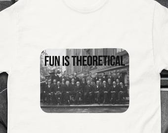 Könnte beinhalten: Ein weißes T-Shirt mit einem Schwarzweißfoto einer Gruppe von Menschen. Der Text "FUN IS THEORETICAL" ist über dem Foto gedruckt.