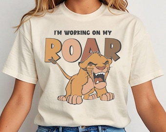 Ich arbeite an meinem Roar Shirt, Disney König der Löwen Shirt, Simba Der Löwe Shirt, Hakuna Matata T-Shirts, Disneyland Familienurlaub Hoodie